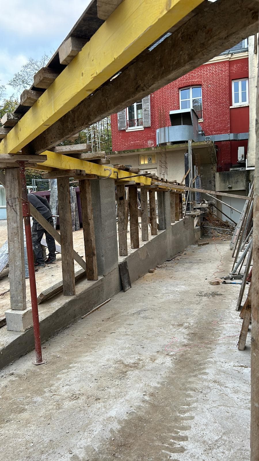 Chantier de maçonnerie avec coffrage et élévation de murs en parpaings béton